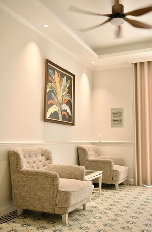 Villa Deluxe, vue sur la ville | Salle de séjour | Téléviseur à écran plat de 450 po avec télévision par satellite