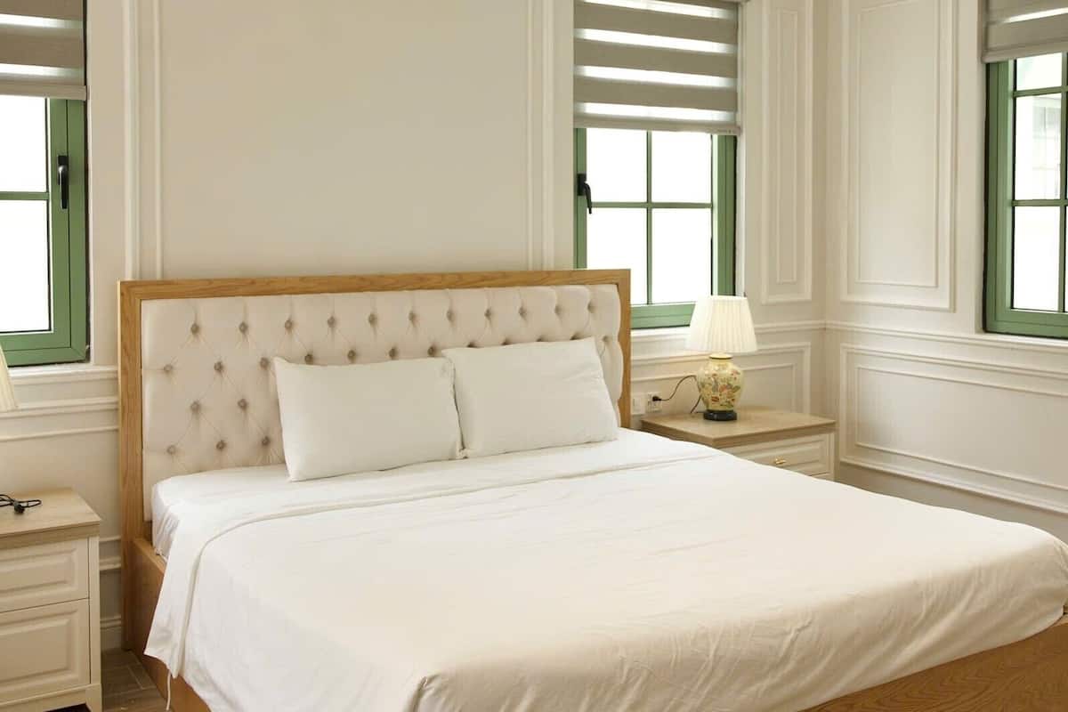 Minibar, masa, güneşlik/perde, ses yalıtımı