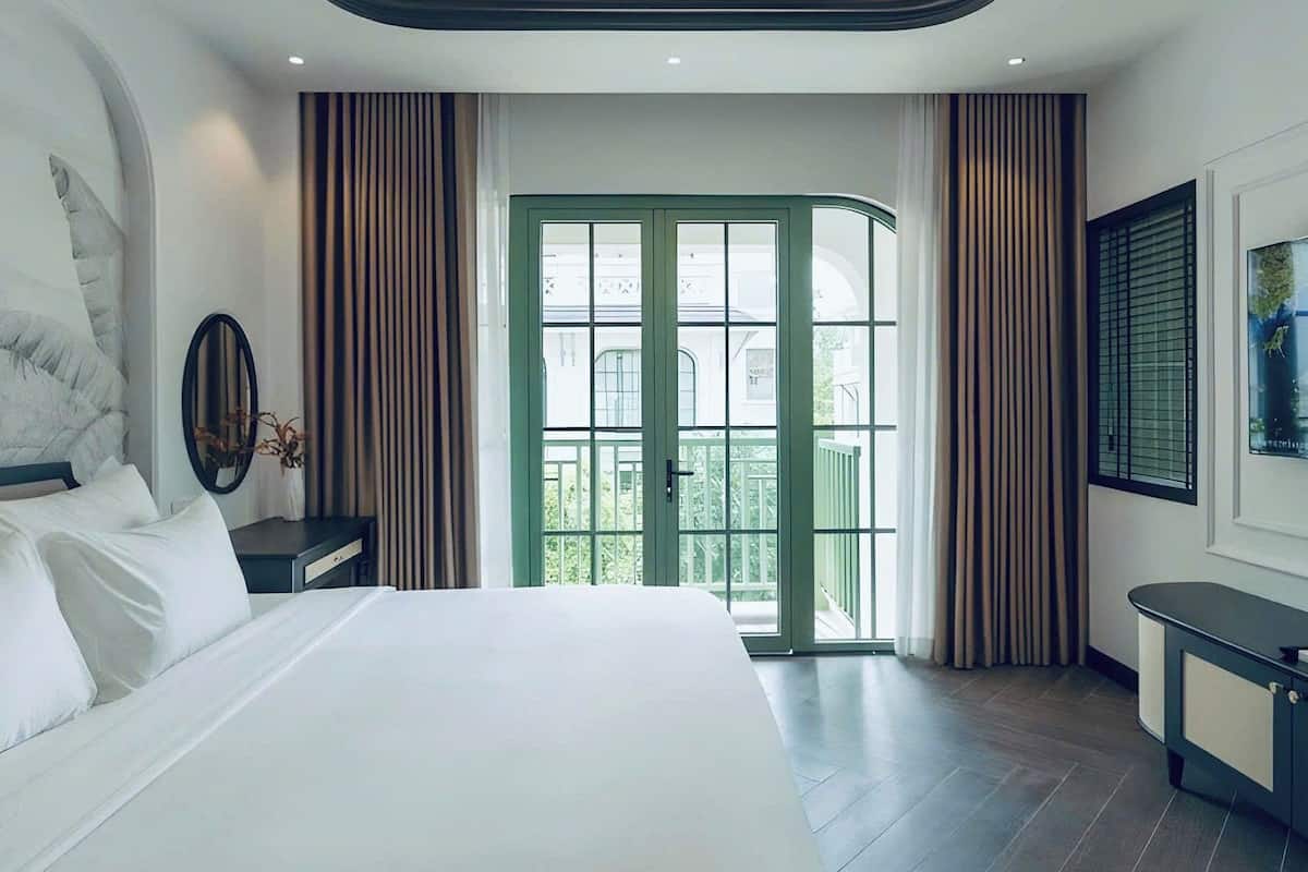 Deluxe Villa, 4 Bedrooms | Minibar, desk, blackout drapes, soundproofing