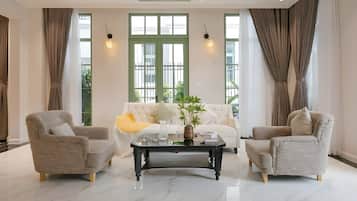 Luxury Villa, City View | Living room