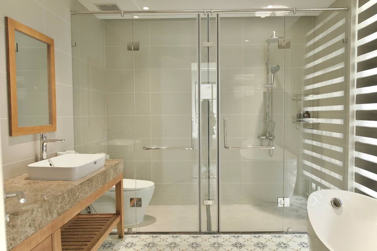 Villa Deluxe, vue sur la ville | Salle de bain | Douche cascade, articles de toilette (gratuits), séchoir à cheveux