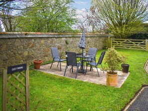 Outdoor dining - 1 bedroom accommodation in West Buckland (West Buckland)