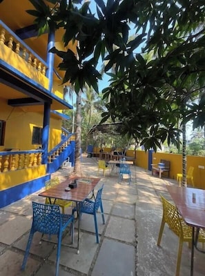 Outdoor dining - The Bliss Hostel (Morjim)