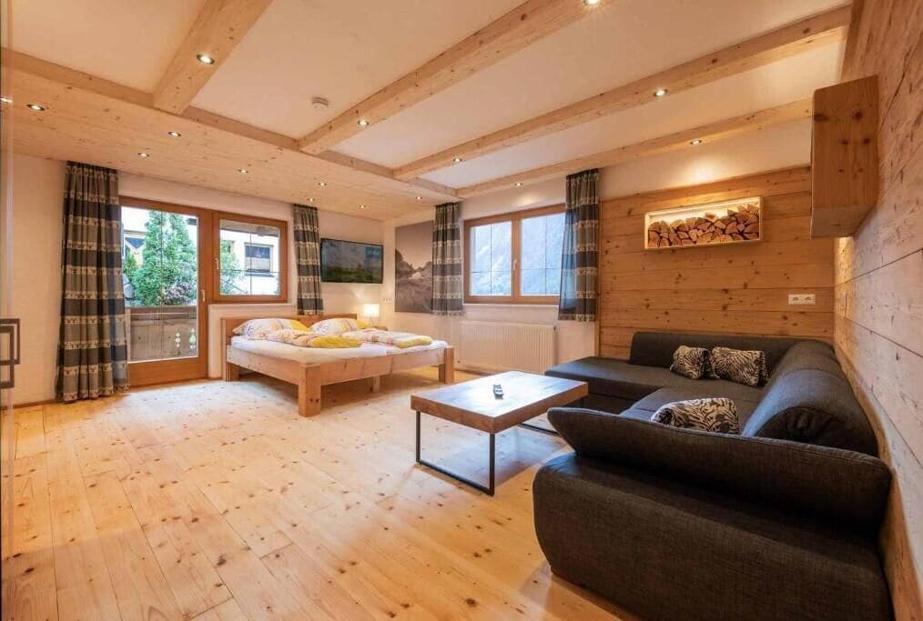 Apartment, Balcony, Mountain View | Living area