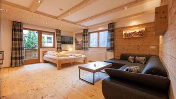 Apartment, Balcony, Mountain View | Living area