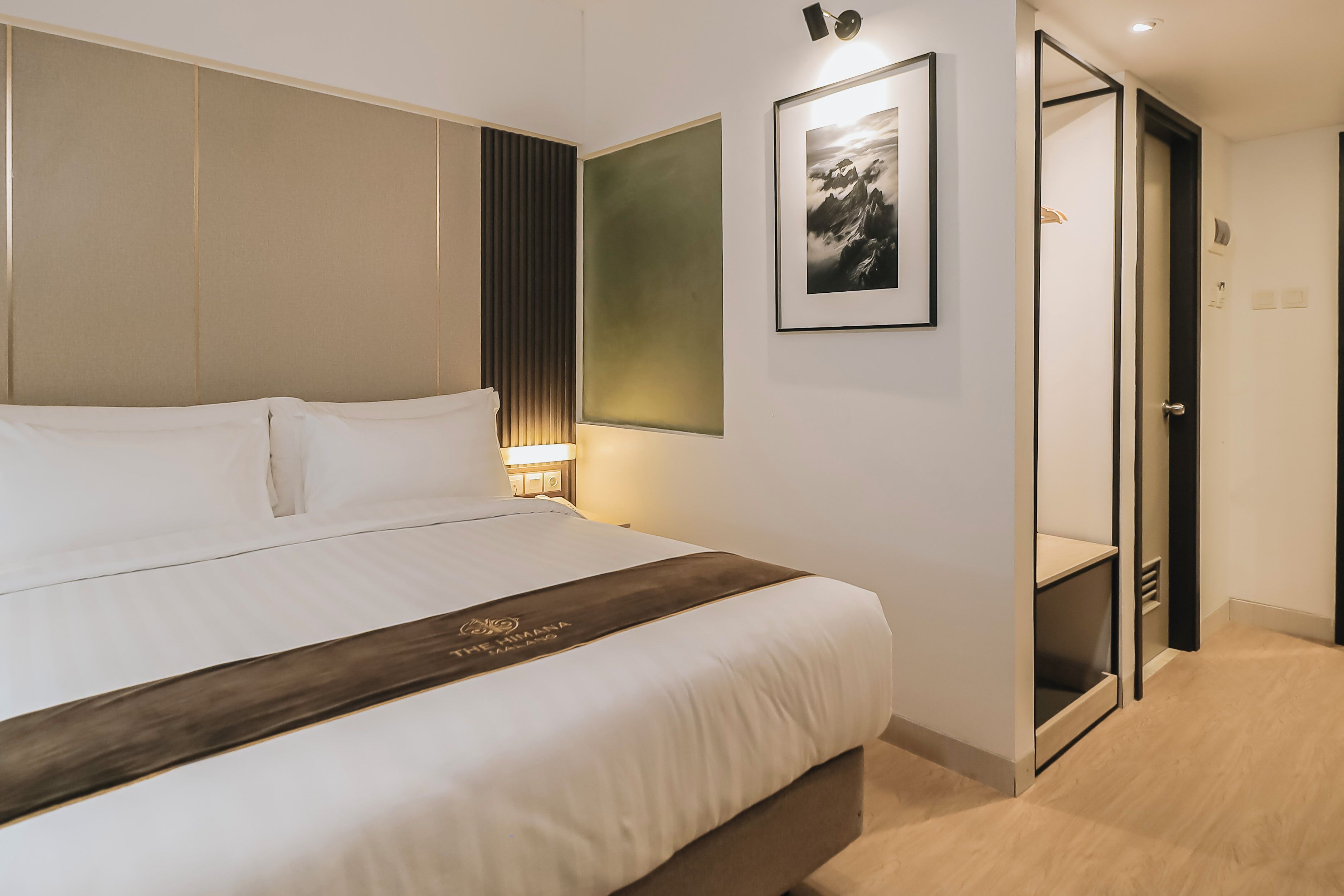 Premier Room, 1 Queen Bed | Desk, laptop workspace, free WiFi