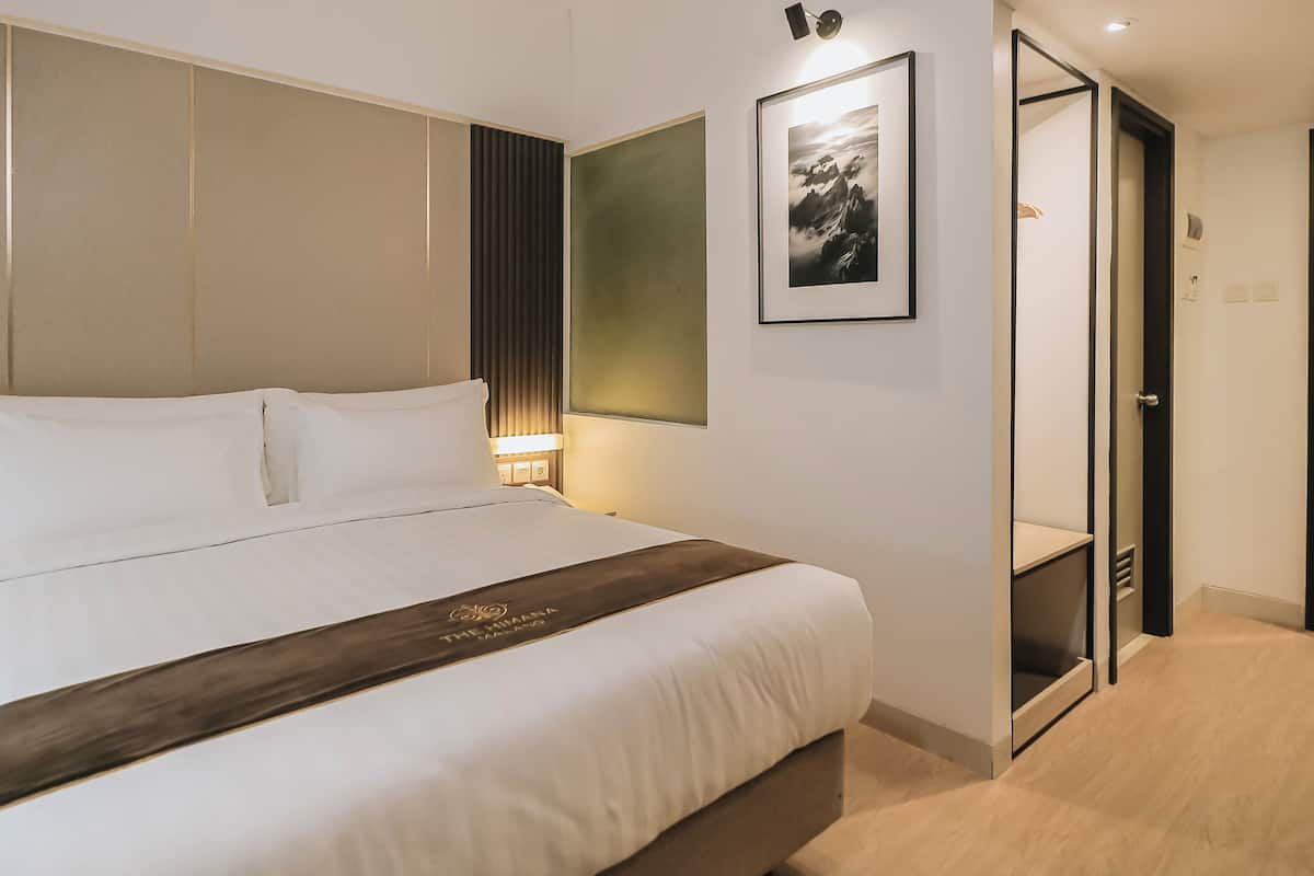 Desk, laptop workspace, free WiFi, bed sheets