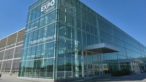 Un moderno edificio in vetro con la segnaletica 'EXPO Centre', che indica una sede per mostre e conferenze.