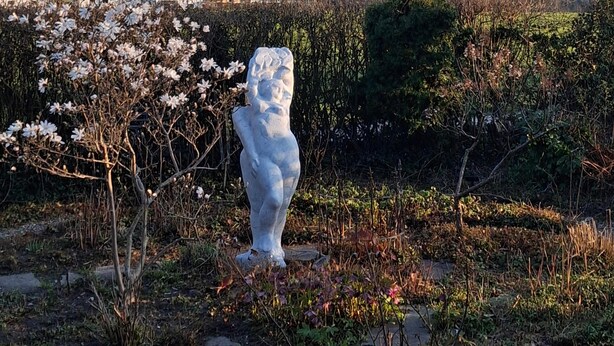 A sculpture in a garden with mountains in the background. - Cozy vacation apartment 70sqm for max. 4 persons with terrace (Laufen)