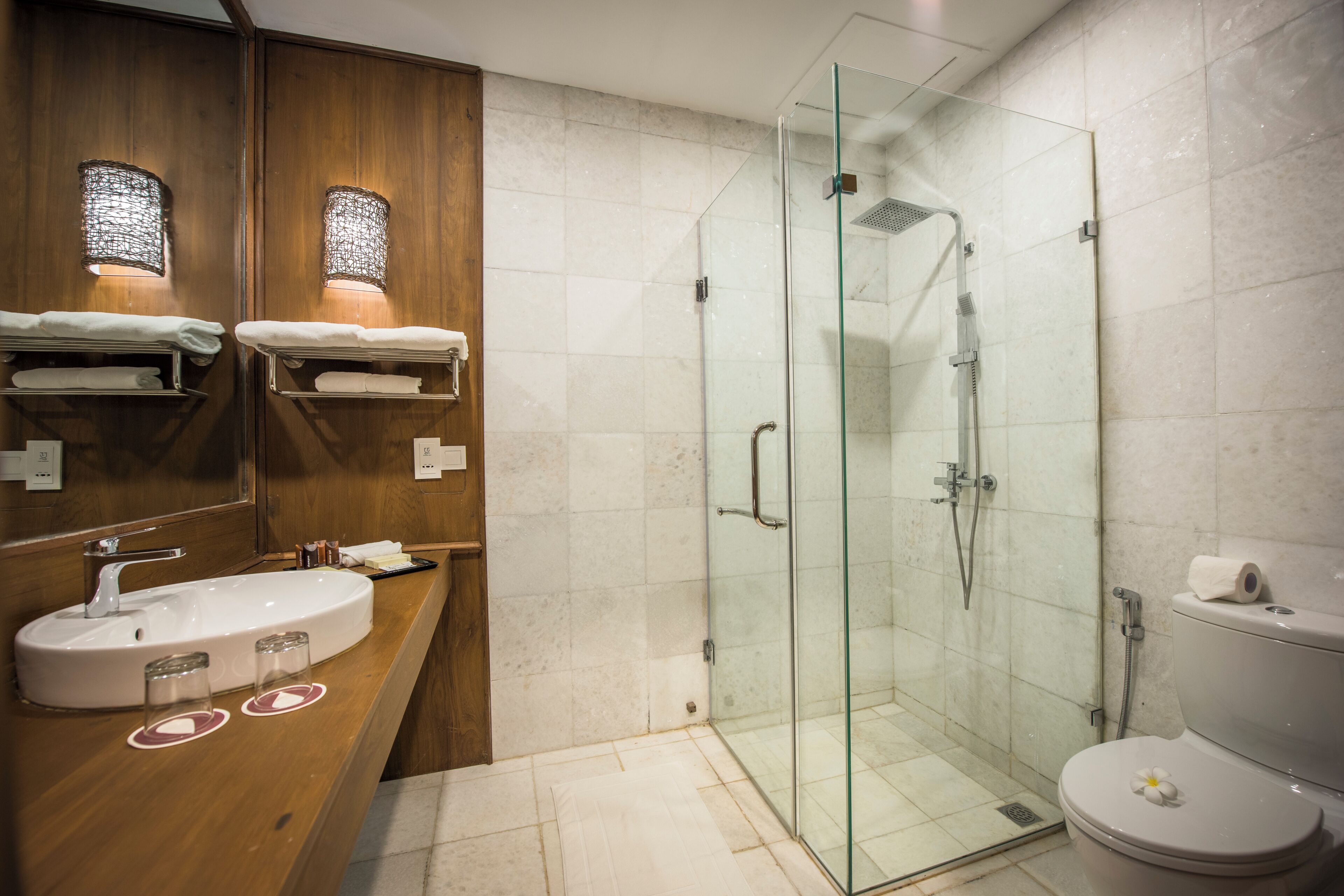 Basic Double or Twin Room, Garden View | Bathroom