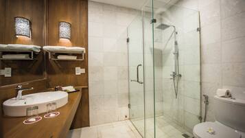 Basic Double or Twin Room, Garden View | Bathroom