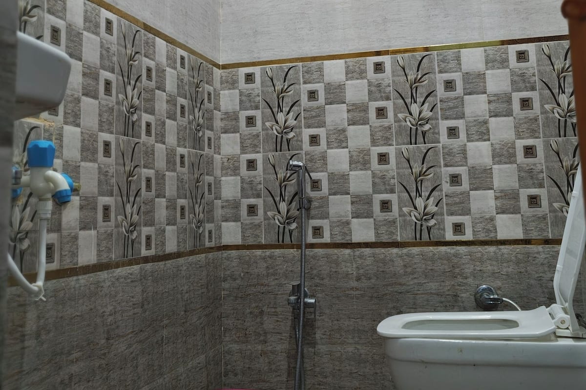 Een badkamer met toilet, douche en wastafel.