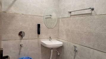 Super Deluxe Room | Bathroom