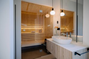 Shower, hair dryer, towels - FlowFort View Private HotTub & Sauna Dom Swobodnie (Wojcieszyce)