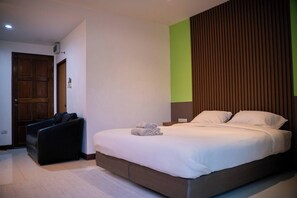 1 bedroom, iron/ironing board, Internet, bed sheets - VK living room 20 min walk to Kata beach #202 (Tambon Karon)