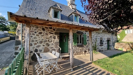 Outdoor dining. le Gîte Rosa Bonheur