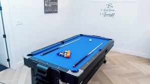 Game room - Serene 3 Bedroom Home near YEG with Pool table (Edmonton)