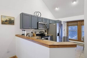 Private kitchen - Summer fun at camelback • Hot Tub & Pool (Jackson Township)