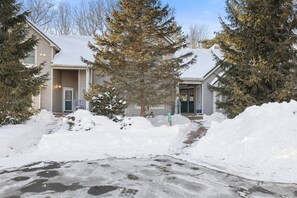 Exterior - Summer fun at camelback • Hot Tub & Pool (Jackson Township)