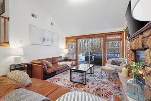 Living area - Summer fun at camelback • Hot Tub & Pool (Jackson Township)