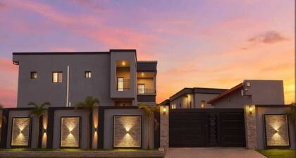 Mwetse. Luxury duplex. 6 travelers. Swimming pool. Janitor. 10min from airport