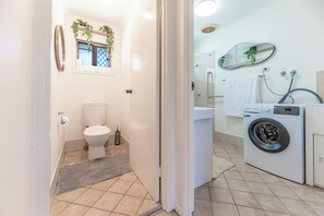 Bathroom - Cozy 2BR Stay in Mount Warren Park | Sleeps 4 (Mount Warren Park)