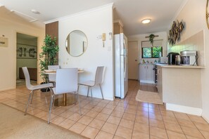 Dining - Cozy 2BR Stay in Mount Warren Park | Sleeps 4 (Mount Warren Park)