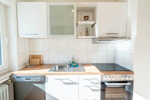 Fridge, oven, stovetop, dishwasher