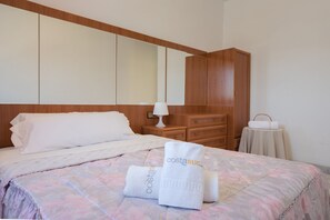 3 bedrooms, bed sheets - Puerto Bahía House . (Tarifa)