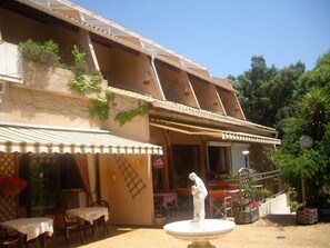 Khu ẩm thực ngoài trời