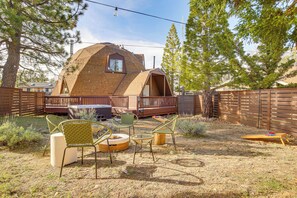 Outdoor dining - Geodesic Dome Home w/ Hot Tub & Yard in Big Bear! (Big Bear)