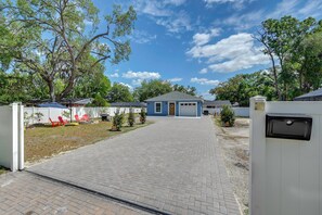 Exterior - Game Room + Yard: Tampa Home By Theme Parks! (Tampa)