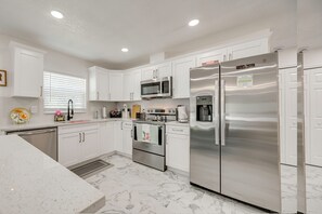 Fridge, microwave, stovetop, dishwasher - Game Room + Yard: Tampa Home By Theme Parks! (Tampa)