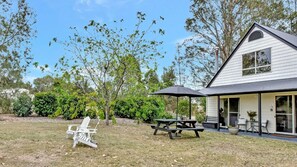 Outdoor dining - The Meadow Suite with Free Wine Tasting (Pokolbin)