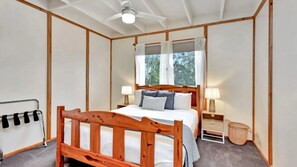 2 slaapkamers, een bureau, een strijkplank/strijkijzer, gratis wifi