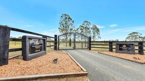 Property grounds - The Grove Suite with Free Wine Tasting (Pokolbin)