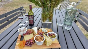 Outdoor dining - The Grove Suite with Free Wine Tasting (Pokolbin)