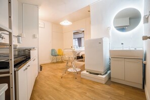 Kylskåp, mikrovågsugn, spishäll och grytor/köksredskap