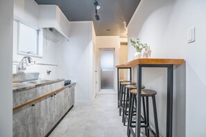 Kühlschrank, Mikrowelle, Herdplatte, Kochgeschirr/Geschirr/Besteck