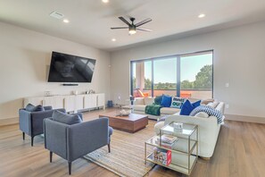 Living area - Walk to Lake Travis & Parks! Resort-Style Getaway (Lago Vista)