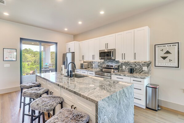 Fridge, microwave, stovetop, dishwasher