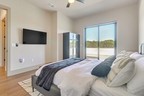 4 bedrooms, desk, iron/ironing board, internet