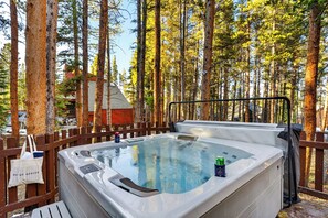 Banyera d'hidromassatge a l'aire lliure