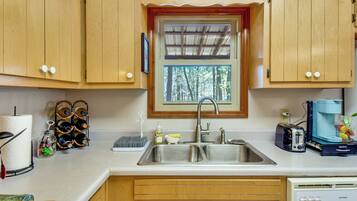 Fridge, microwave, stovetop, dishwasher