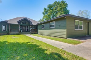 Exterior - Boat, Fish, Unwind! Lakefront Livingston Getaway (Livingston)