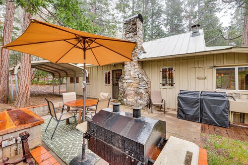Gateway to Sequoia Nat’l! Rustic Cabin w/ Patio