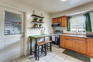 Kühlschrank, Mikrowelle, Herdplatte, Wasserkocher mit Kaffee-/Teezubehör