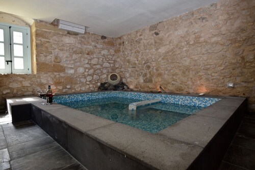 Villa in Chiaramonte Gulfi with 3 bedrooms sleeps 8