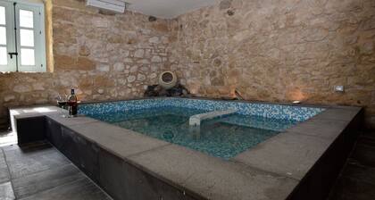 Villa in Chiaramonte Gulfi with 3 bedrooms sleeps 8