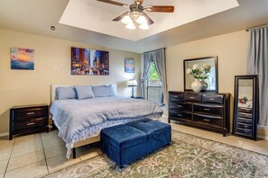 4 bedrooms, iron/ironing board, Internet, bed sheets - Spacious Arlington Home By Shops, Parks & Lakes (Arlington)